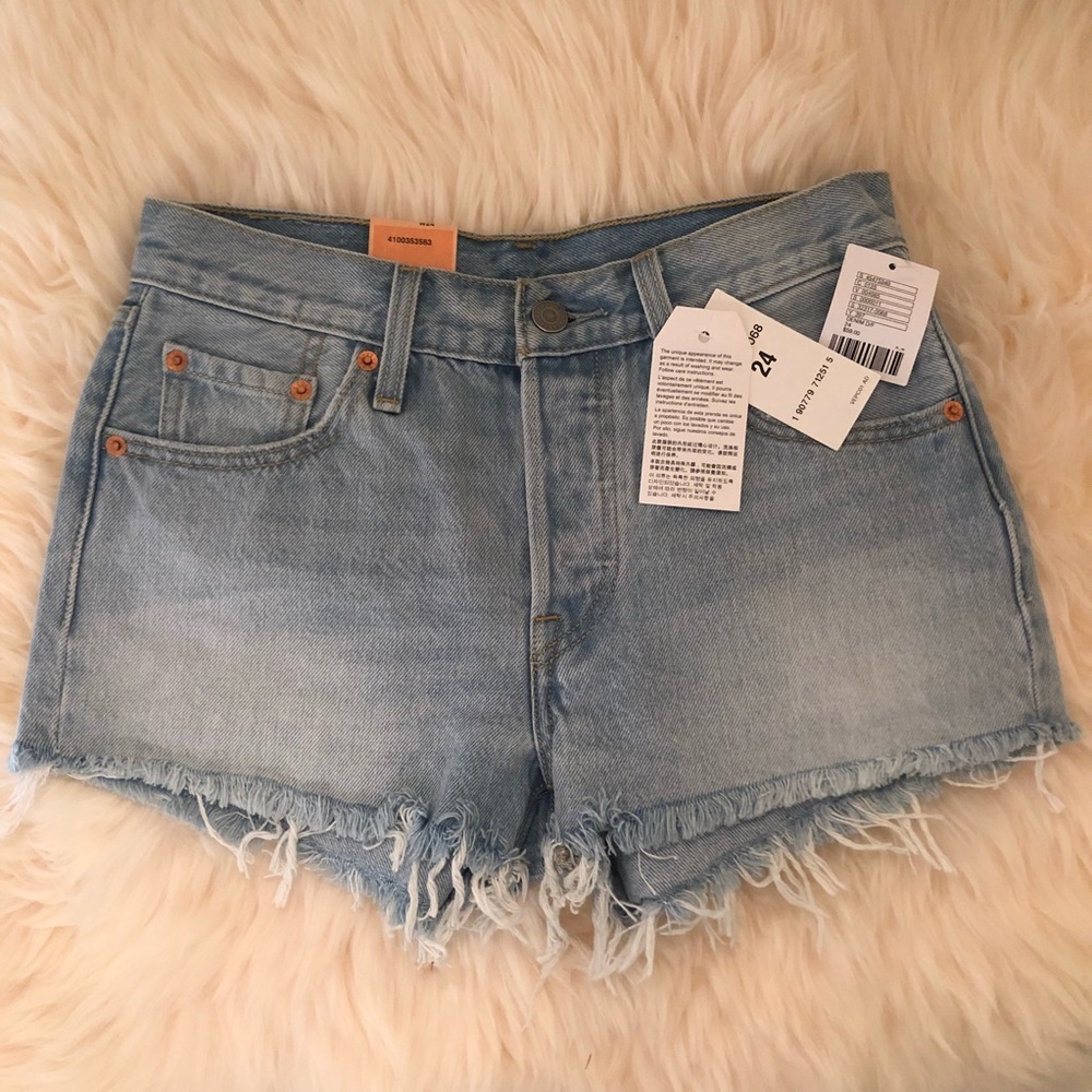 Light Wash Levi’s Jean Shorts